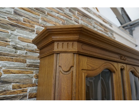 WITRYNA Z KOMODĄ SZKLANE PÓŁKI SZER. 135 CM