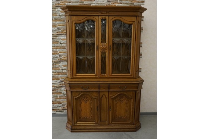 WITRYNA Z KOMODĄ SZKLANE PÓŁKI SZER. 135 CM