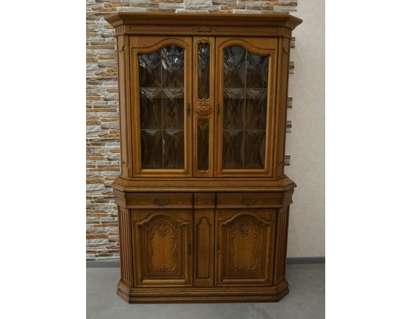 WITRYNA Z KOMODĄ SZKLANE PÓŁKI SZER. 135 CM