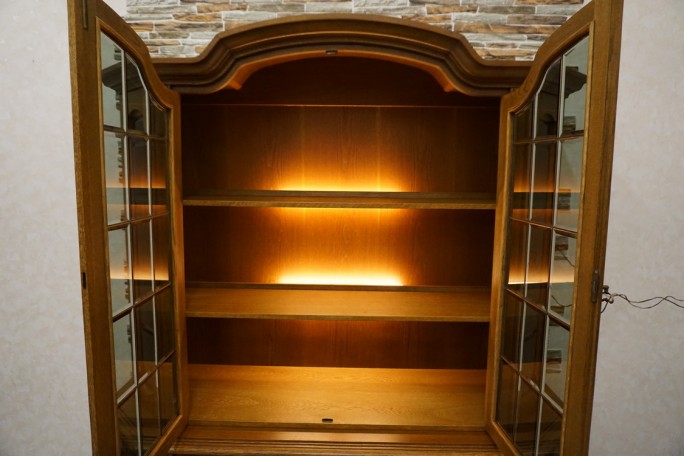 WITRYNA Z KOMODĄ PODŚWIETLANA SZER. 170 CM