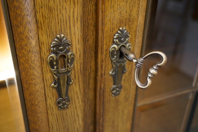 WITRYNA Z KOMODĄ PODŚWIETLANA SZER. 170 CM