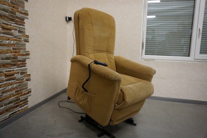 FOTEL ELEKTRYCZNY + FUNKCJA POMOCY WSTAWANIA STEROWANY NA PILOTA JASNY 3w1