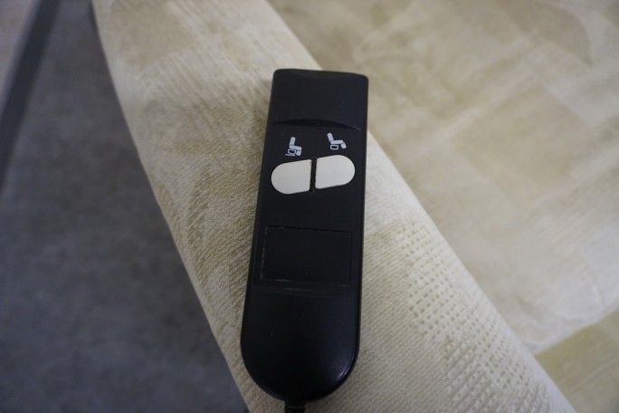 FOTEL ELEKTRYCZNY NA PILOTA MATERIAŁ JASNY...