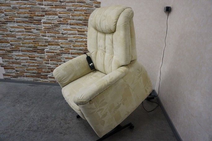 FOTEL ELEKTRYCZNY NA PILOTA MATERIAŁ JASNY FUNKCJA POMOCY WSTAWANIA 3w1