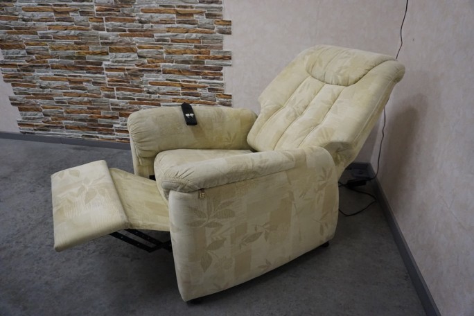 FOTEL ELEKTRYCZNY NA PILOTA MATERIAŁ JASNY...