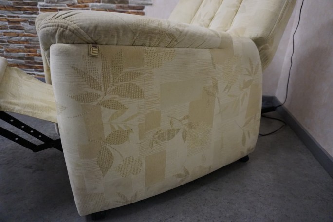 FOTEL ELEKTRYCZNY NA PILOTA MATERIAŁ JASNY...