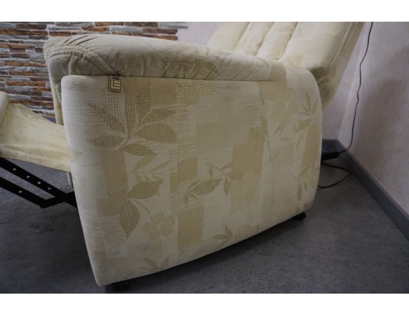 FOTEL ELEKTRYCZNY NA PILOTA MATERIAŁ JASNY FUNKCJA POMOCY WSTAWANIA 3w1