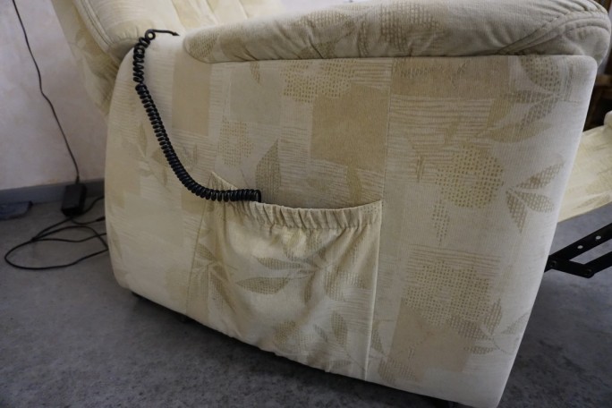 FOTEL ELEKTRYCZNY NA PILOTA MATERIAŁ JASNY...