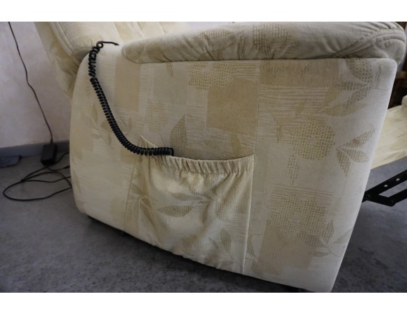 FOTEL ELEKTRYCZNY NA PILOTA MATERIAŁ JASNY FUNKCJA POMOCY WSTAWANIA 3w1