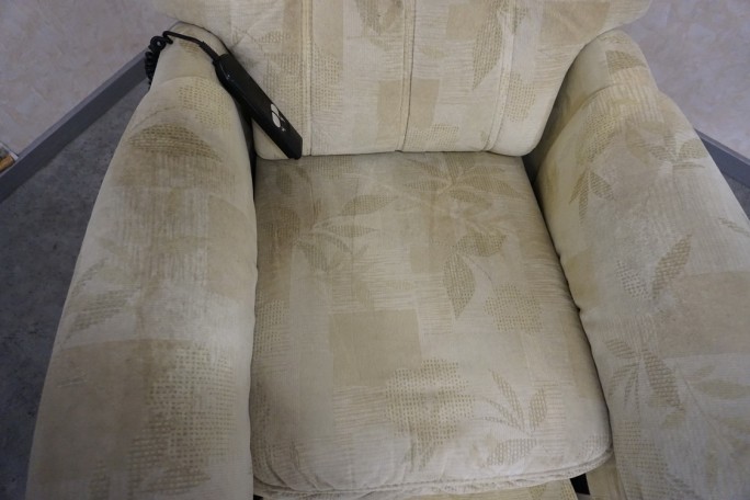 FOTEL ELEKTRYCZNY NA PILOTA MATERIAŁ JASNY...