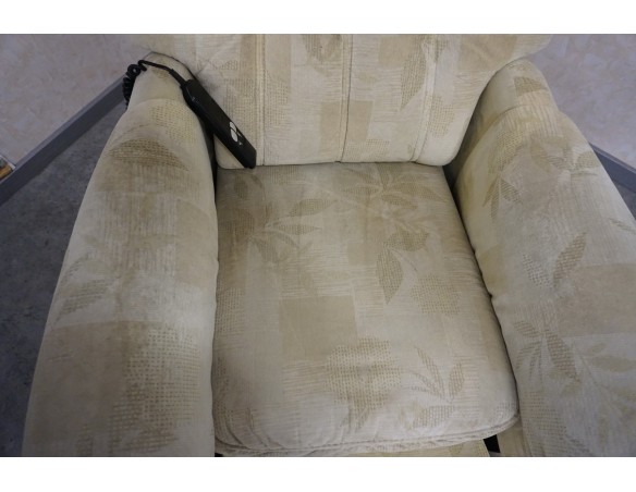 FOTEL ELEKTRYCZNY NA PILOTA MATERIAŁ JASNY FUNKCJA POMOCY WSTAWANIA 3w1