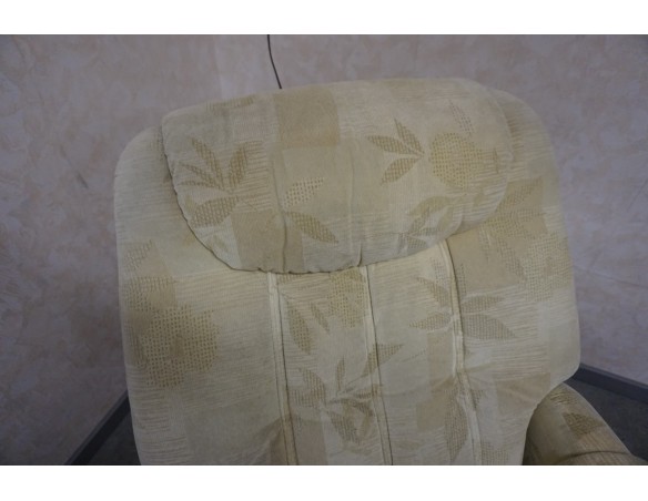 FOTEL ELEKTRYCZNY NA PILOTA MATERIAŁ JASNY FUNKCJA POMOCY WSTAWANIA 3w1