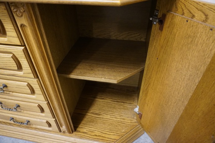 WITRYNA Z KOMODĄ PODŚWIETLANA SZER. 135 CM