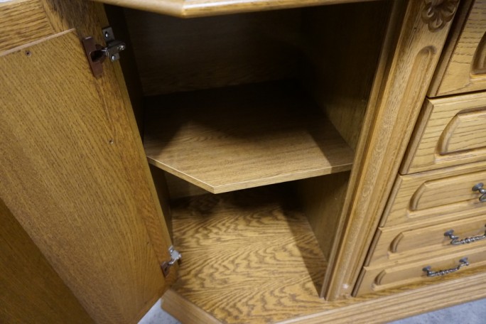 WITRYNA Z KOMODĄ PODŚWIETLANA SZER. 135 CM