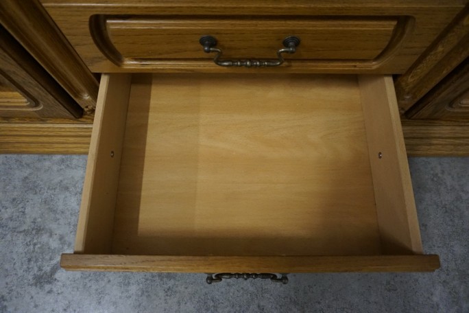 WITRYNA Z KOMODĄ PODŚWIETLANA SZER. 135 CM