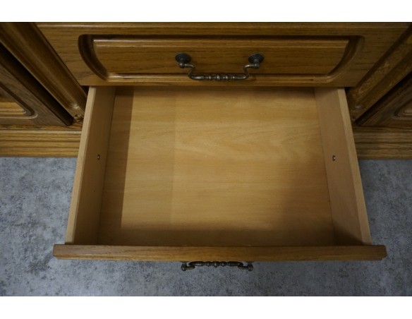 WITRYNA Z KOMODĄ PODŚWIETLANA SZER. 135 CM