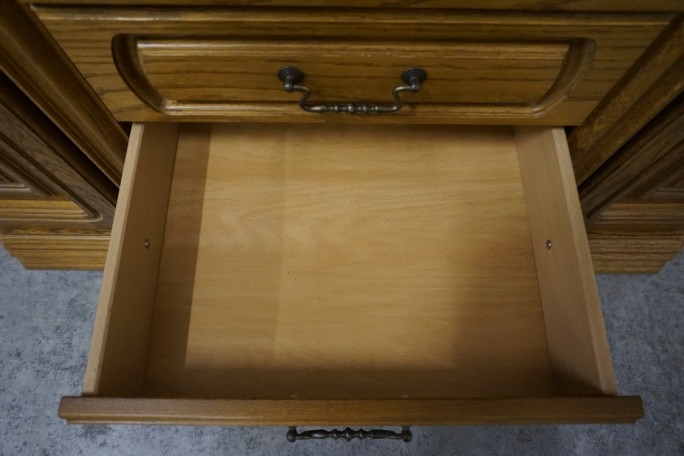 WITRYNA Z KOMODĄ PODŚWIETLANA SZER. 135 CM