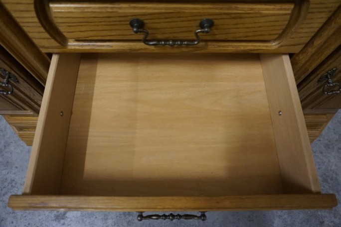 WITRYNA Z KOMODĄ PODŚWIETLANA SZER. 135 CM