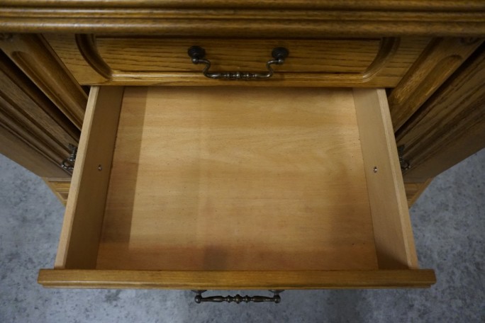 WITRYNA Z KOMODĄ PODŚWIETLANA SZER. 135 CM