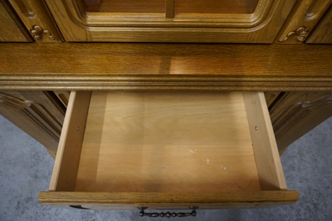 WITRYNA Z KOMODĄ PODŚWIETLANA SZER. 135 CM