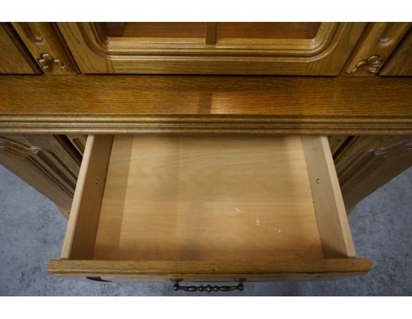 WITRYNA Z KOMODĄ PODŚWIETLANA SZER. 135 CM