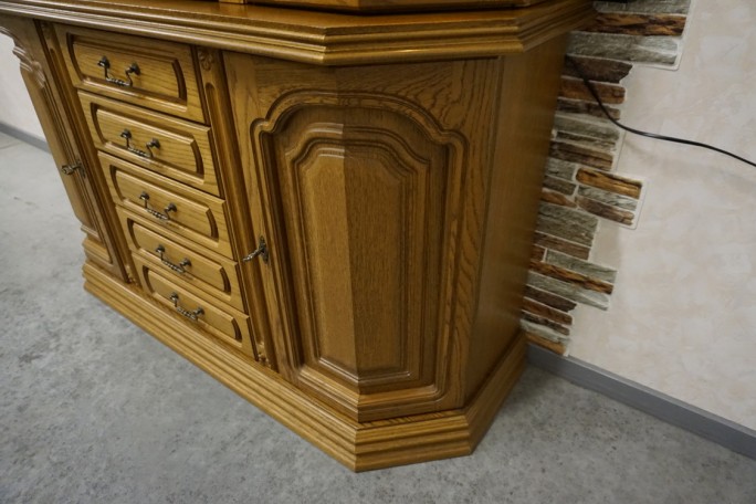 WITRYNA Z KOMODĄ PODŚWIETLANA SZER. 135 CM