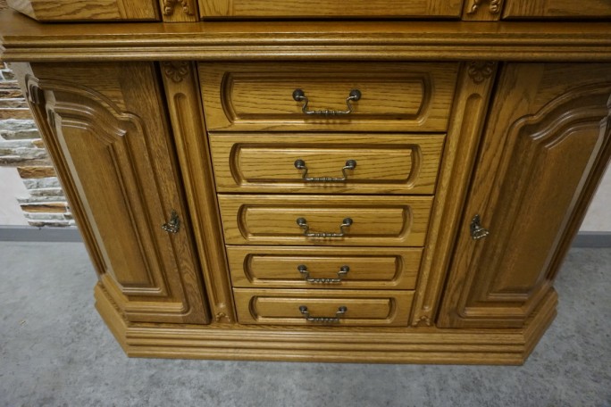 WITRYNA Z KOMODĄ PODŚWIETLANA SZER. 135 CM