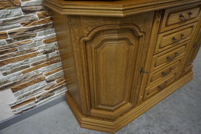 WITRYNA Z KOMODĄ PODŚWIETLANA SZER. 135 CM