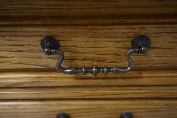 WITRYNA Z KOMODĄ PODŚWIETLANA SZER. 135 CM