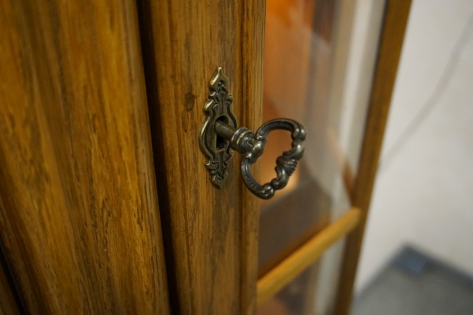 WITRYNA Z KOMODĄ PODŚWIETLANA SZER. 135 CM