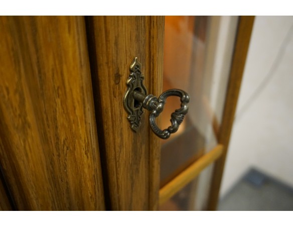 WITRYNA Z KOMODĄ PODŚWIETLANA SZER. 135 CM