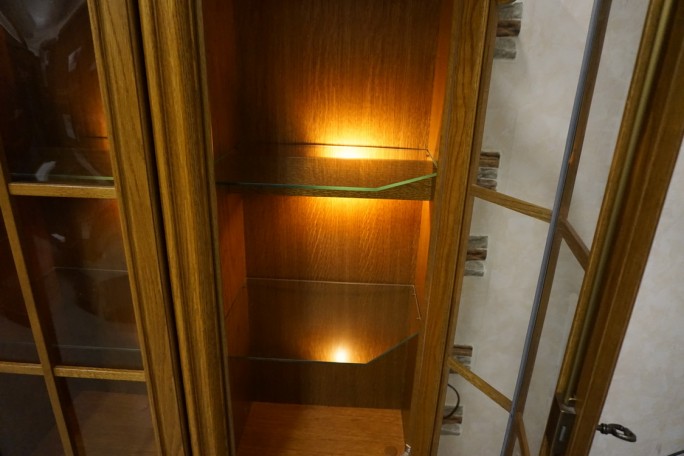 WITRYNA Z KOMODĄ PODŚWIETLANA SZER. 135 CM