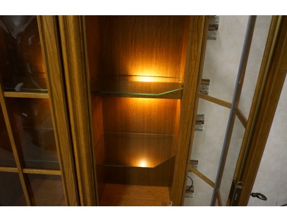 WITRYNA Z KOMODĄ PODŚWIETLANA SZER. 135 CM