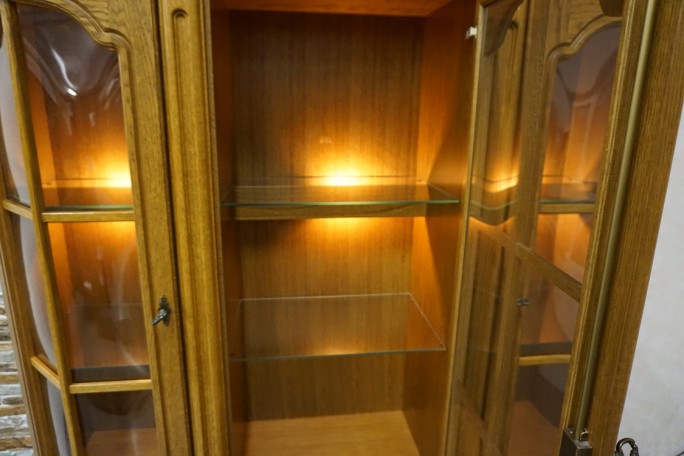 WITRYNA Z KOMODĄ PODŚWIETLANA SZER. 135 CM