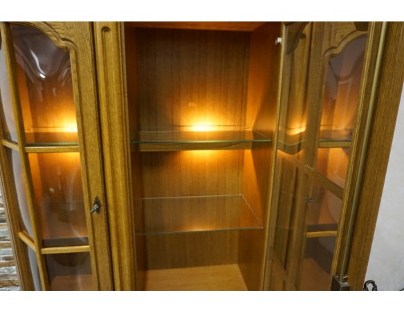 WITRYNA Z KOMODĄ PODŚWIETLANA SZER. 135 CM