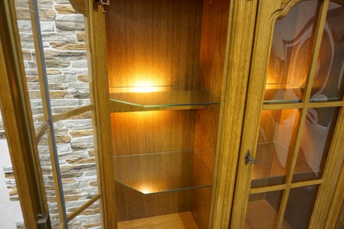 WITRYNA Z KOMODĄ PODŚWIETLANA SZER. 135 CM