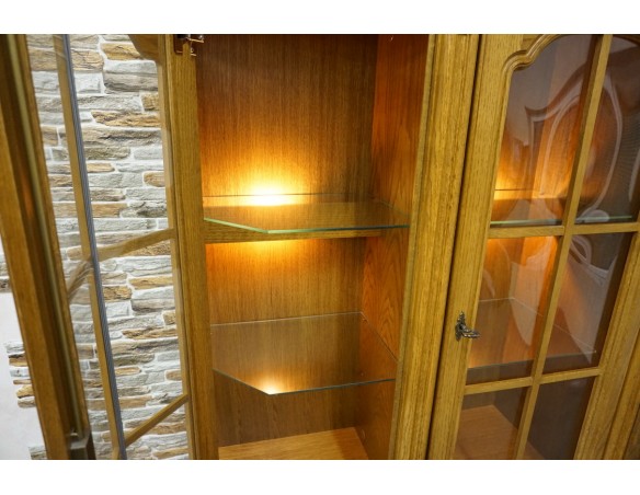 WITRYNA Z KOMODĄ PODŚWIETLANA SZER. 135 CM