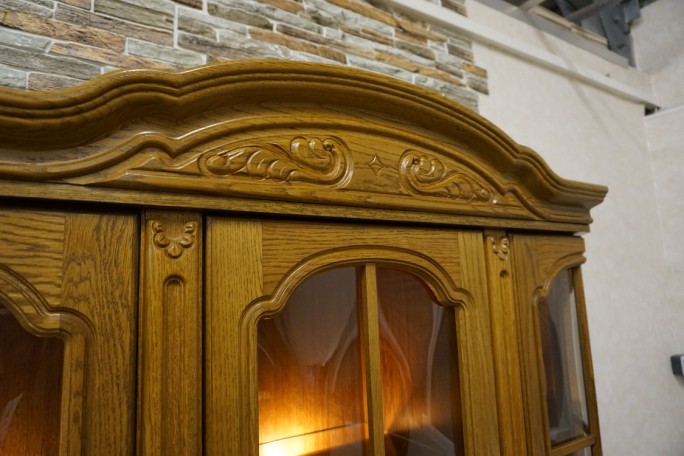 WITRYNA Z KOMODĄ PODŚWIETLANA SZER. 135 CM