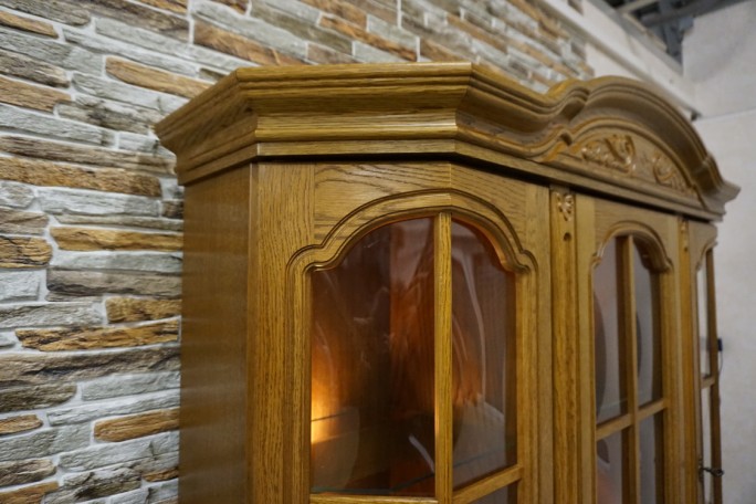 WITRYNA Z KOMODĄ PODŚWIETLANA SZER. 135 CM