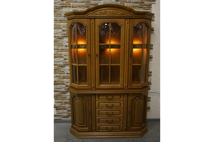 WITRYNA Z KOMODĄ PODŚWIETLANA SZER. 135 CM