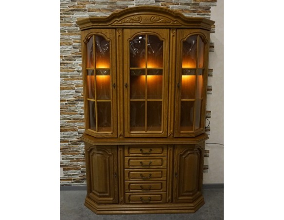 WITRYNA Z KOMODĄ PODŚWIETLANA SZER. 135 CM