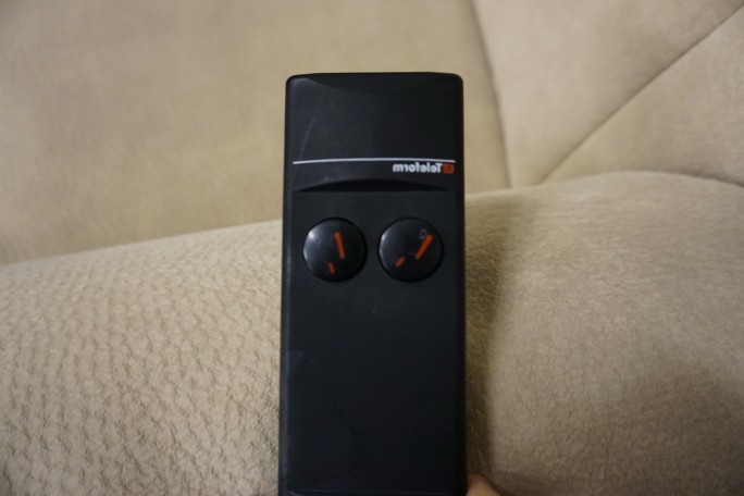 FOTEL ELEKTRYCZNY NA PILOTA MATERIAŁ JASNY...