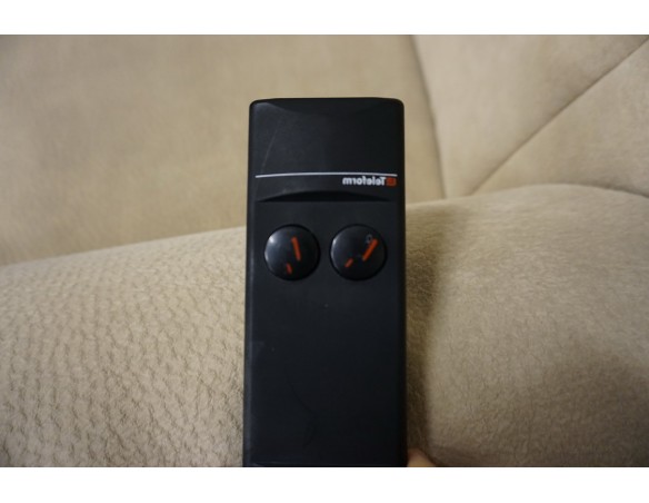 FOTEL ELEKTRYCZNY NA PILOTA MATERIAŁ JASNY FUNKCJA POMOCY WSTAWANIA 3w1