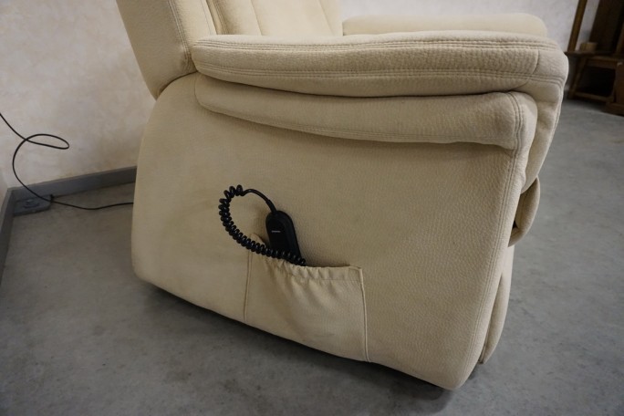 FOTEL ELEKTRYCZNY NA PILOTA MATERIAŁ JASNY...