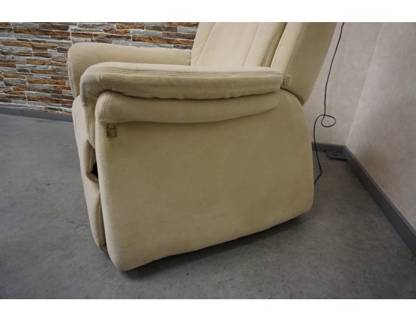 FOTEL ELEKTRYCZNY NA PILOTA MATERIAŁ JASNY FUNKCJA POMOCY WSTAWANIA 3w1