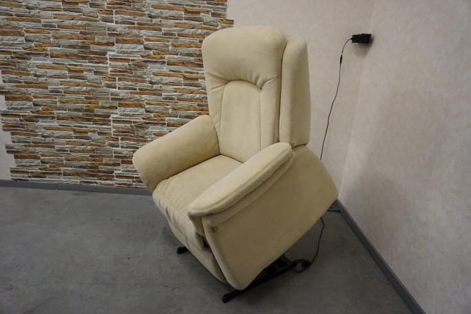FOTEL ELEKTRYCZNY NA PILOTA MATERIAŁ JASNY FUNKCJA POMOCY WSTAWANIA 3w1
