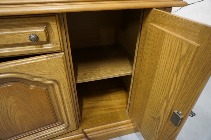 WITRYNA Z KOMODĄ DĘBOWA PODŚWIETLANA SZER. 137 CM