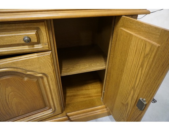 WITRYNA Z KOMODĄ DĘBOWA PODŚWIETLANA SZER. 137 CM