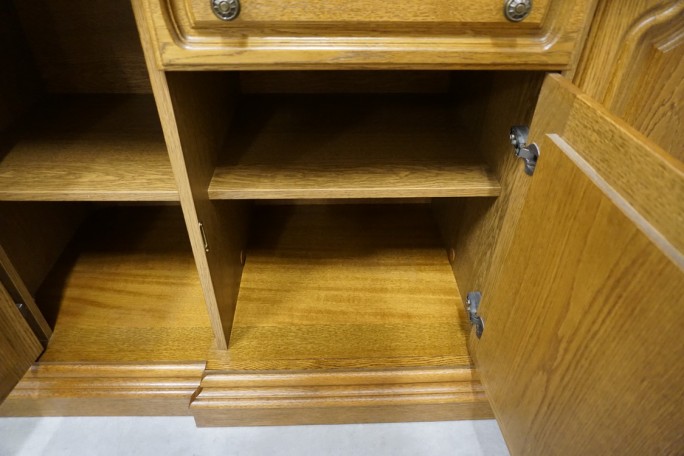 WITRYNA Z KOMODĄ DĘBOWA PODŚWIETLANA SZER. 137 CM