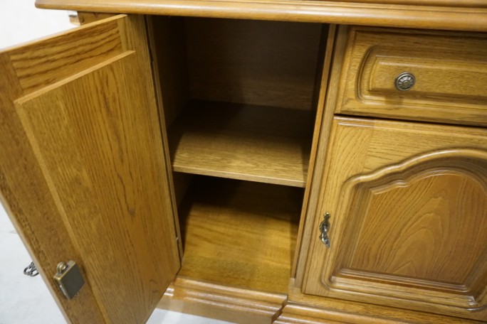 WITRYNA Z KOMODĄ DĘBOWA PODŚWIETLANA SZER. 137 CM